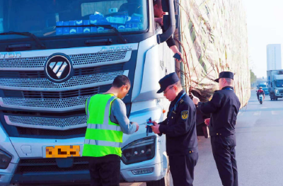 荆州交通执法开展货运车辆超限超载专项整治行动