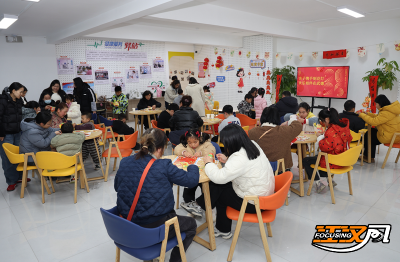 喜迎元宵佳节！沙市区武德路社区举行“亲子制花灯”活动  