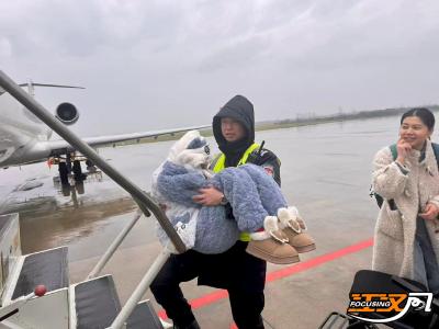 这一抱，既帅又稳！