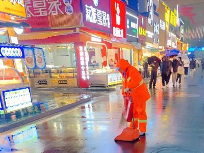 雨中坚守 “橙”色动人 沙市环卫工人全力保障城市清洁