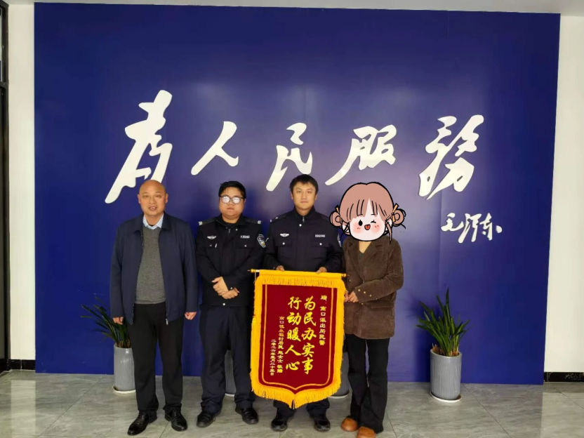 暖新闻 | 七旬老太跌入水沟，石首民警辅警背行数百米施救