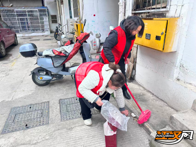 学雷锋纪念日 | 荆州区邮政“红马甲”进社区“清洁家园”