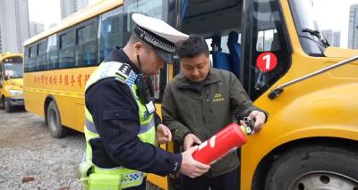 校车“体检”保安全  护航学生开学路