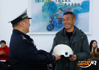 【办实事 在行动】护航春耕！荆州交警把交通安全知识送到村民家门口