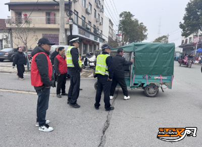 江陵县六合垸樱花谷游园会：  百名志愿红绘就最美风景线