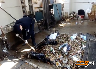 江汉风带你看现场：市民把5万现金当垃圾扔掉 民警翻遍垃圾山半小时找回