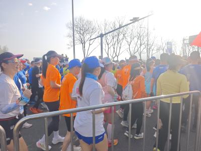 无障碍奔跑 11名盲人跑者“闪耀”荆州马拉松赛道
