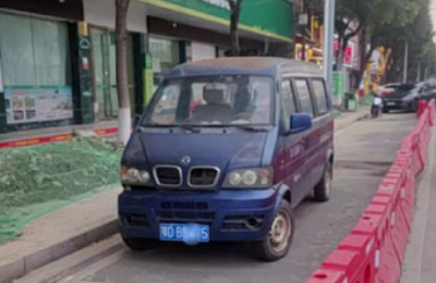 “僵尸车”长期霸占公共泊位  松滋交警及时清理