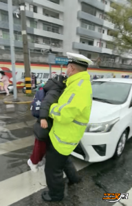 江汉风带你看现场：雨中护学暖人心！民辅警抱娃蹚水守护上学路