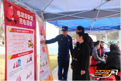 学雷锋纪念日 | 荆州区消防“摆摊”送安全 