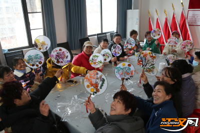 沙市区玉龙桥社区：巧手制扇绽芳华 巾帼风采迎三八