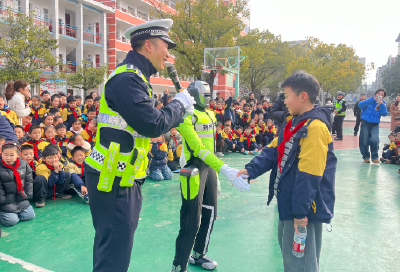 硬核护学！机器人交警亮相“开学第一课”