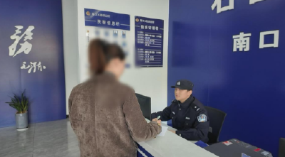 石首：七旬老人跌入水沟 民辅警踏泥接力背行救援