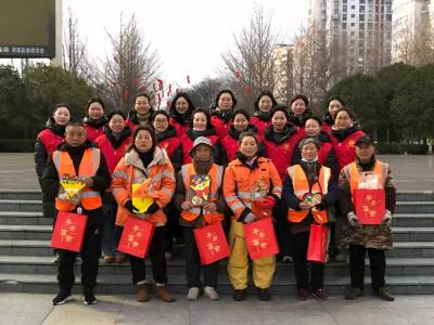 教师携手城管致敬环卫 躬身感悟劳动之美