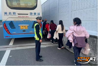 客车高速抛锚40人被困 交警火速救援暖心转运