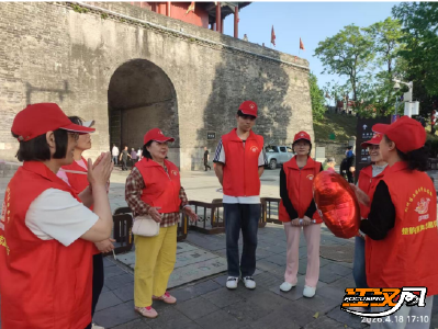 【办实事 在行动】荆州古城宾阳楼前“传帮带”：“荆声有你”志愿队“老带新”接力迎“五一”