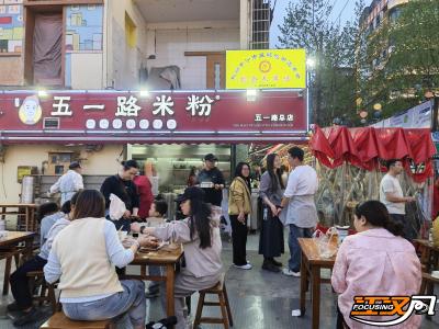 方寸阳台变舞台 百年老街焕新生