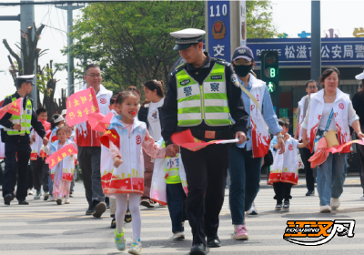 小手拉大手，萌娃来“纠违”松滋萌娃上街“执法”获点赞