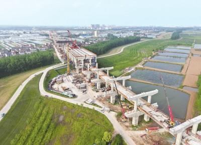重点项目追踪 | 荆州李埠长江公铁大桥：跨堤钢桁梁吊装完成