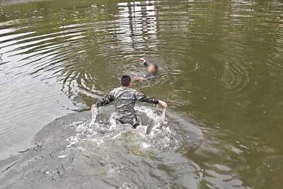湖北日报客户端推出《女子落水后，武警战士跳水救人》