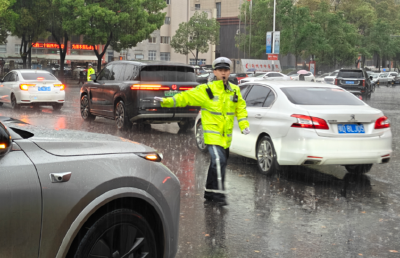 荆州交警：雨中坚守一线保畅通 守护群众出行安全