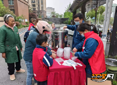 党建引领“红色物业”   爱心早餐温暖民心