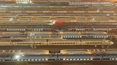 五一假期首尾高峰时段，京沪、京广、京哈等干线增开多趟夜间高铁，旅客提前7至5天可购票