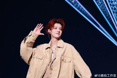 36岁鹿晗，捐了14座足球场