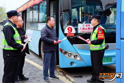 荆州交通执法以接地气式普法护航清明出行