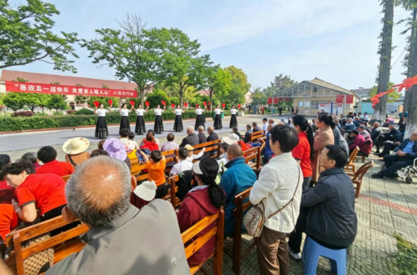 松滋市八宝镇开展“五一”节前文艺慰问活动