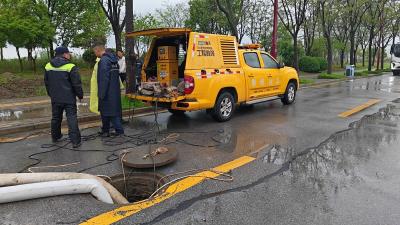 强降雨突袭！荆州中心城区易涝点紧急抢排保通行