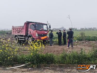 恢复原状！  五车垃圾刚倒下，荆州区城管执法人员就到了