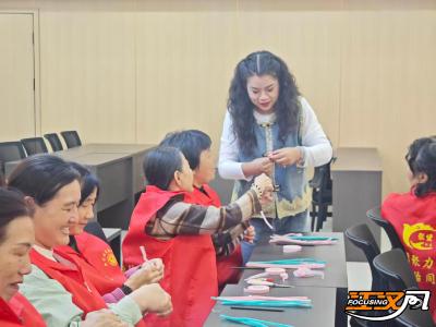 荆州区郢城镇聚贤社区开展校社联动志愿培训团建活动