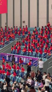 在中国·荆州2026全国历史文化名城羽毛球邀请赛的现场，荆州羽毛球青训小选手们化身快乐小马
