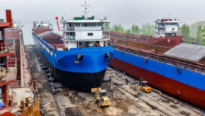 公安县首艘万吨级新能源船舶顺利下水