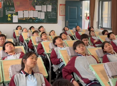 爱心捐赠暖校园   午休桌椅让学生告别 “趴桌睡”