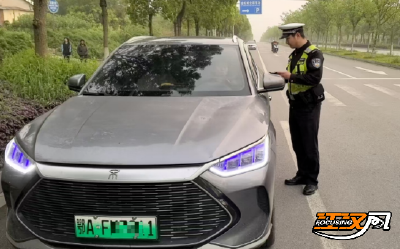 清晨严查！松滋交管大队查获2辆超员“黑校车”