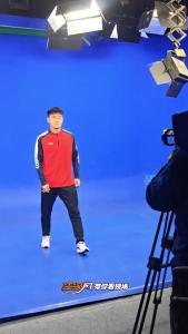 “楚超荆州恒隆队”队员来到广电大楼，为即将开赛的"楚超"拍摄宣传海报