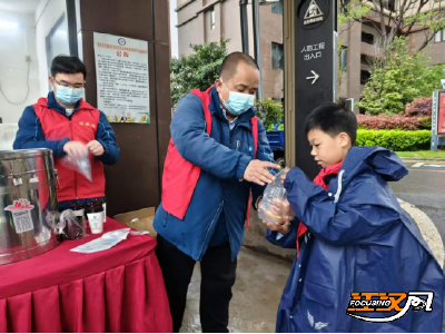  大雨中的“爱心早餐”温暖业主心
