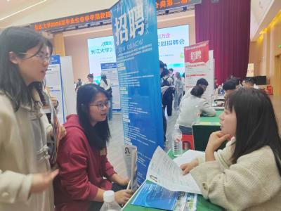 180家企业携5638个岗位组团赴荆州高校“抢人”：助力793名大学生达成就业意向