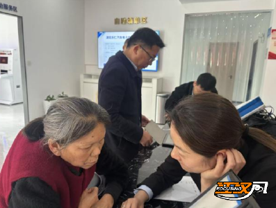 【办实事 在行动】家门口办卡！荆州经开区西湖街道社银联动“一站式”服务 暖心又省心