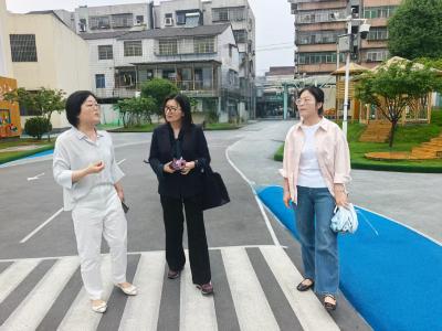 市区两级领导实地督查  暖心指导雨后复课保障工作