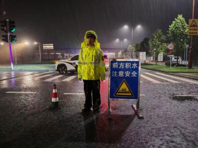 迎战新一轮强降雨 | 荆州交警多措并举迎战暴雨天气 全力筑牢道路交通安全防线