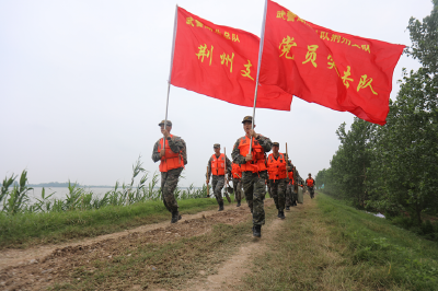 迎战新一轮强降雨 | 武警荆州支队：闻“汛”而动！筑牢堤坝守安澜