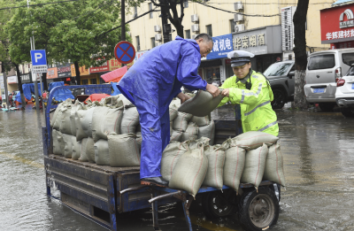迎战强降雨 | 暴雨中最暖“警”色：沙市红门路暖心画面一幕幕上演