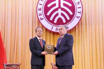 塔吉克斯坦总统拉赫蒙，获授北京大学名誉教授