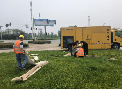 迎战新一轮强降雨 | 荆州市住新局提前部署应急排涝车辆，筑牢城市排水防涝防线