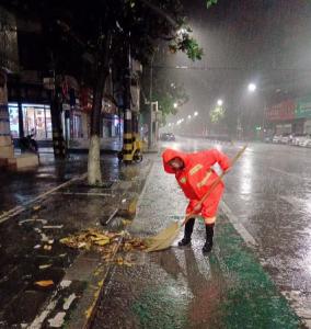 迎战强降雨 | 彻夜未眠！暴雨中的荆州区城管：水不退，人不撤
