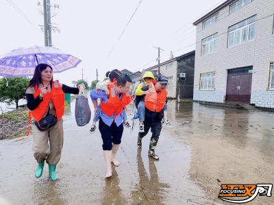 迎战强降雨 | 暴雨来袭显担当 纪南民警逆行护平安