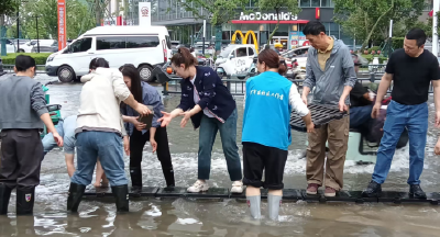 迎战强降雨 | 沙市区荆襄河社区：积水路段架起"连心桥" 